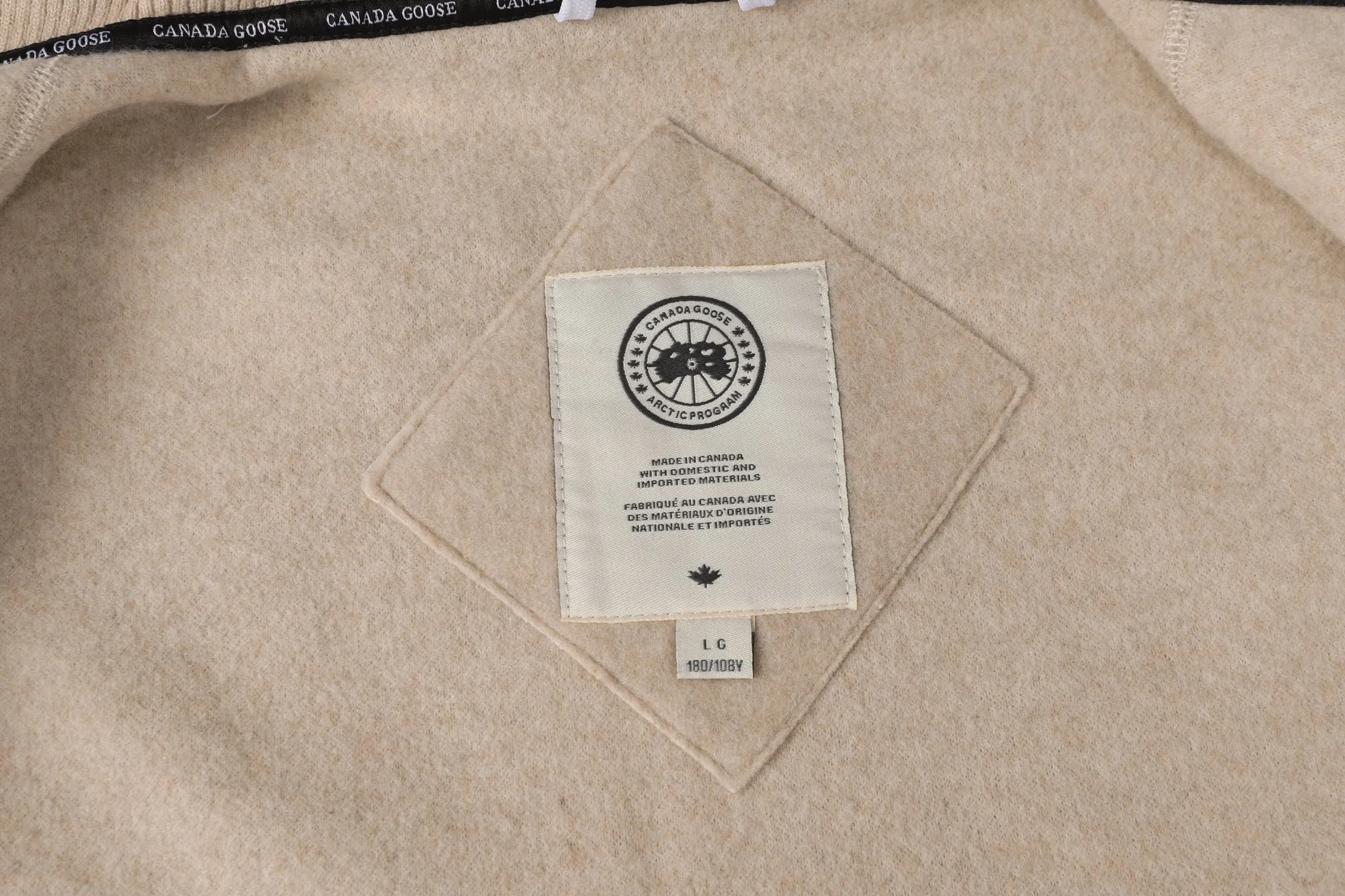 P600 Canada Giose/Canada Goose Mersey fleece vest 7052MB CANADA GOOSE Canada Goose Mersey men's wool fleece vest 7052MB ·Made of Kind Fleece wool fleece fabric, which can provide excellent comfort and diverse functionality ·A weatherproof placket is designed under the front zipper to prevent wind and keep warm ·Ribbed knit hem and articulated sleeves improve comfort and fit ·2 exterior pockets: both hand pockets with concealed buckles ·White Canada Goose disc logo embroidered on left chest.   A0 Size:S-XXL